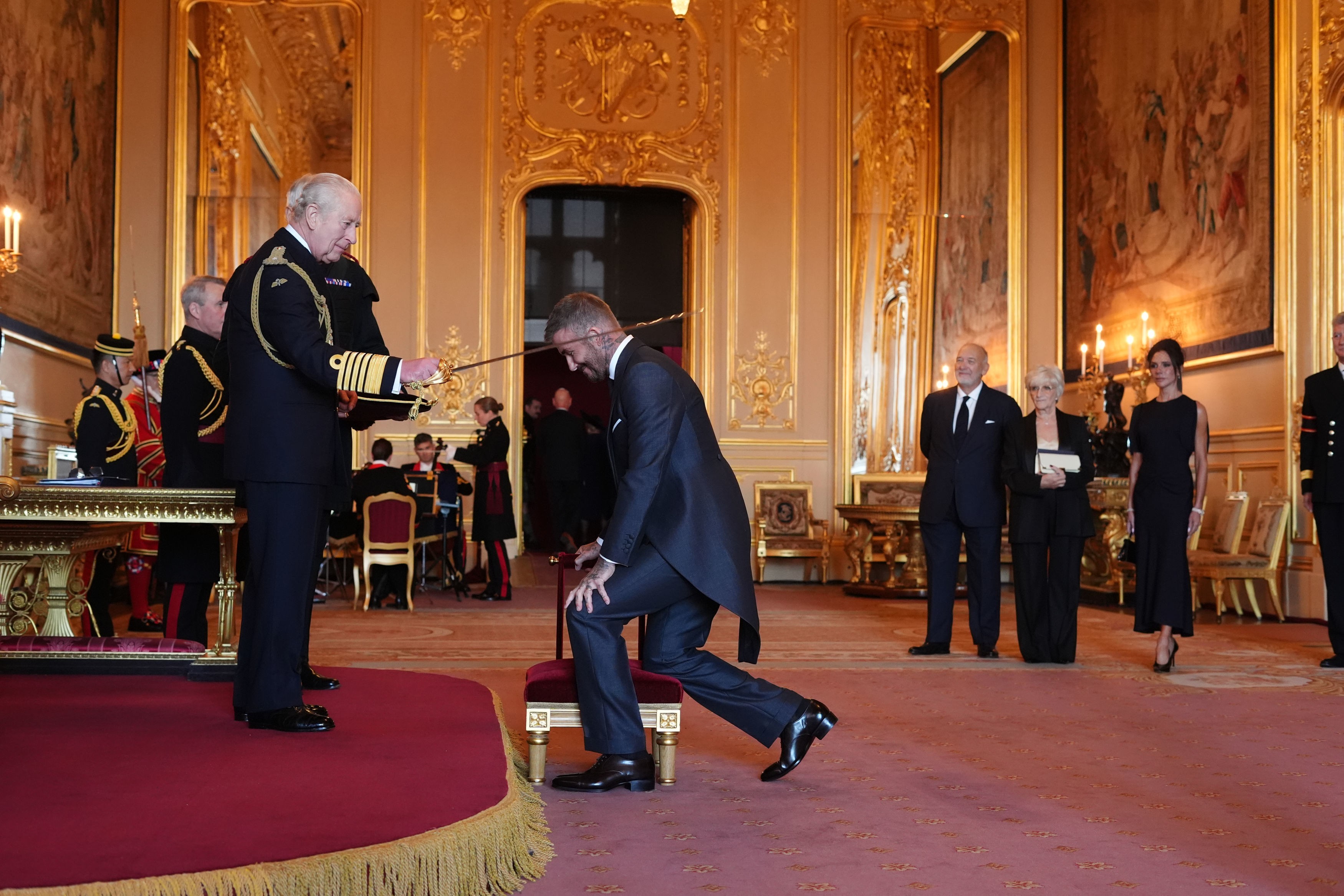 Ex-jogador de futebol e filantropo, David Beckham é condecorado cavaleiro pelo rei Charles III
